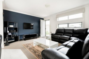 Comfortable Home 10 Minutes from Town - Wifi and Garage